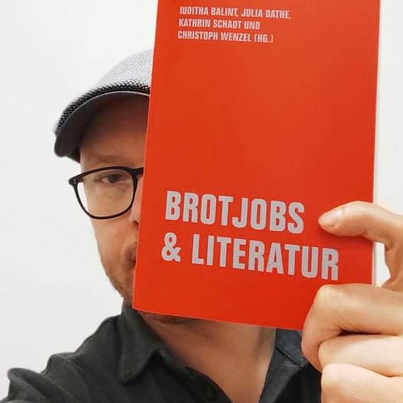 Christoph Wenzel mit einem Exemplar von "Brotjobs & Literatur"